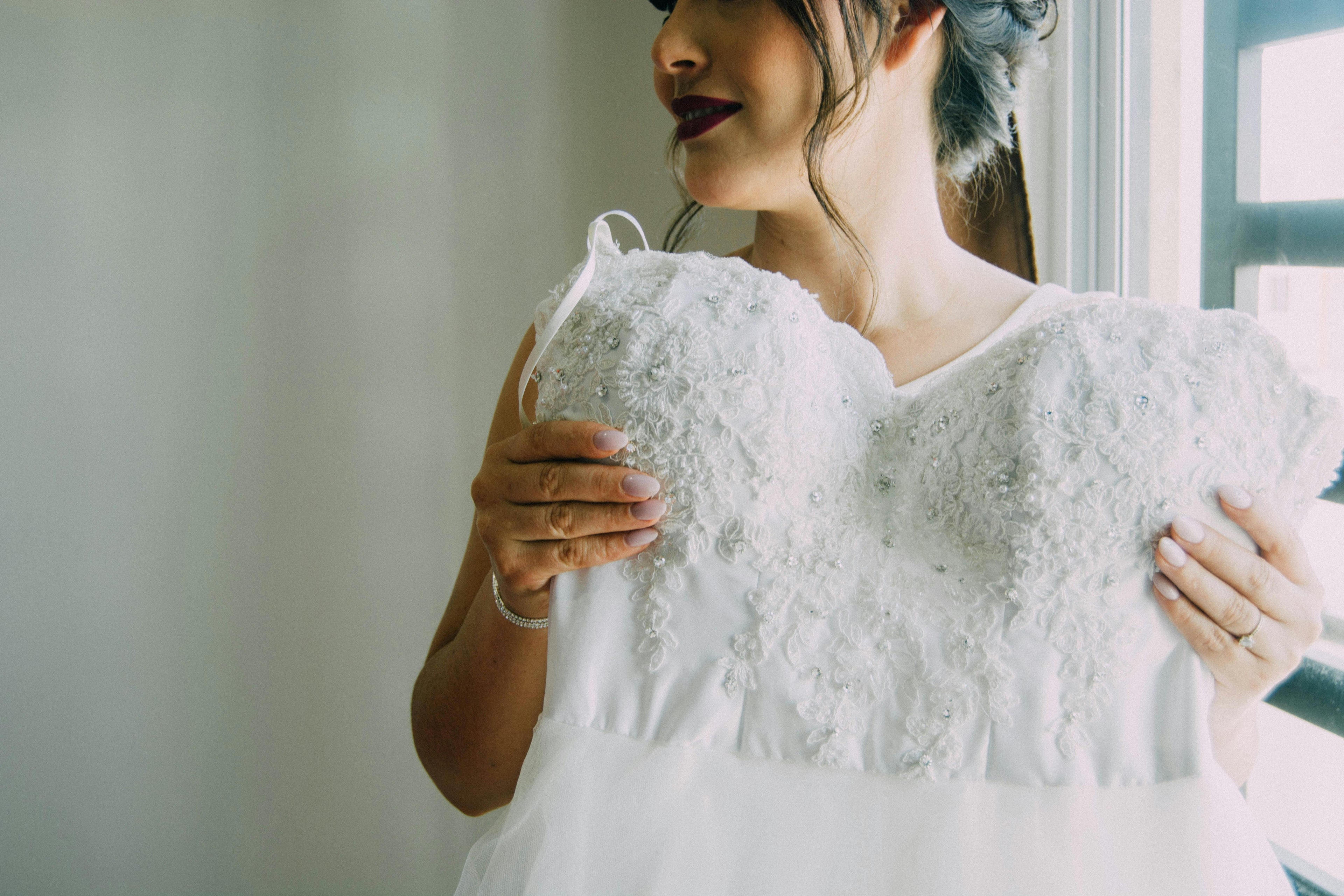 STRAPLESS WEDDING DRESS DRESSING SUPPORT